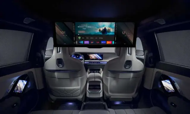 Interni lussuosi della BMW i7 con un grande schermo per l'intrattenimento e schermi sui pannelli delle porte.