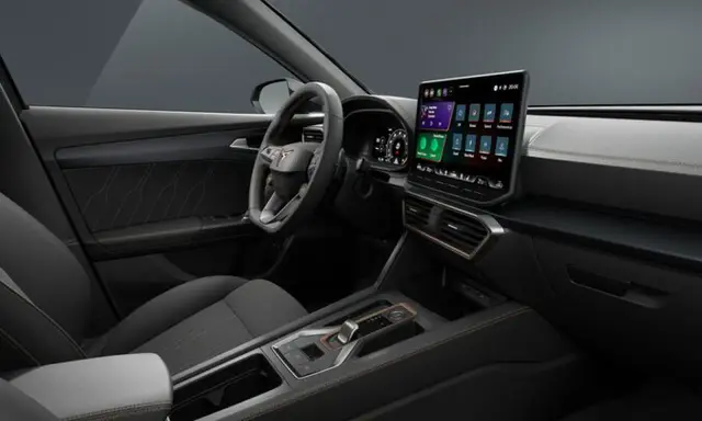 Interni moderni della Cupra Formentor: volante sportivo, ampio display touchscreen e finiture curate.