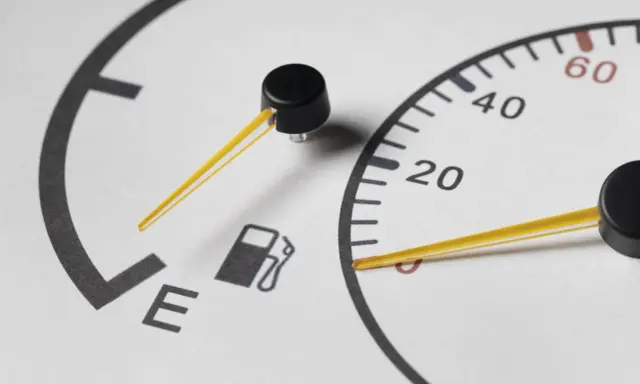 Indicatore di benzina esaurita, con la lancetta sull'E. La spia del serbatoio vuoto è accesa.
