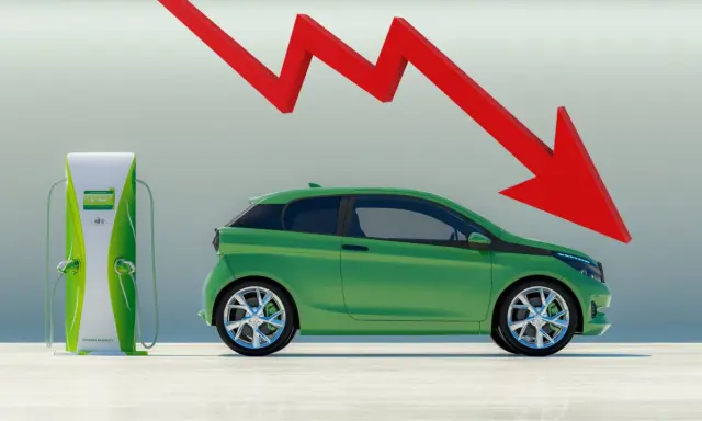 Freccia rossa in picchiata su un'auto elettrica verde vicino a una colonnina di ricarica, simbolo di un flop.