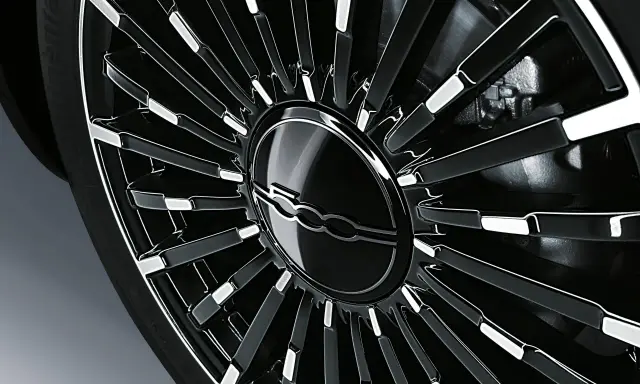 Cerchione nero lucido con logo Fiat 500. La pressione pneumatici corretta è fondamentale per la sicurezza della tua Fiat 500.