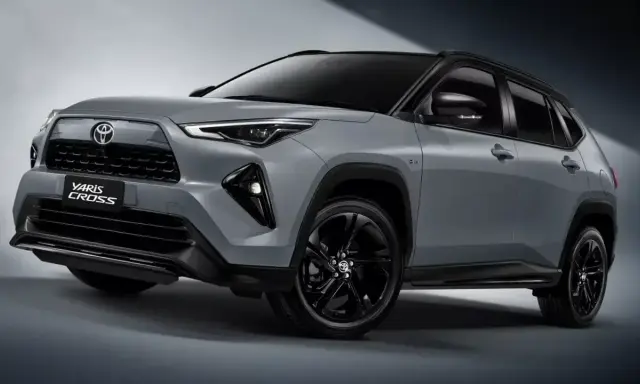 La nuova Yaris Cross 2026, un SUV compatto grigio metallizzato con dettagli neri, si presenta con un design audace e moderno.