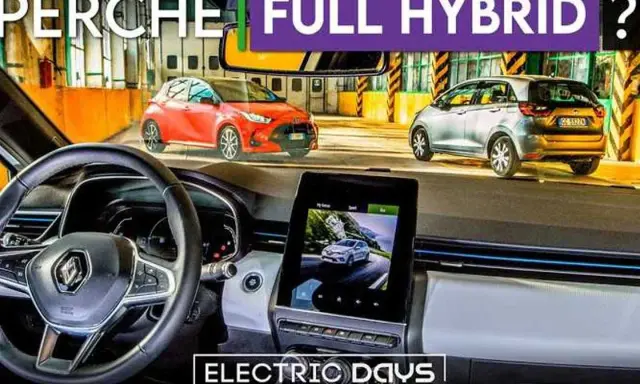 Interno di un'auto con volante e schermo. Fuori, due auto, una rossa e una grigia, con la scritta "PERCHÈ FULL HYBRID?".