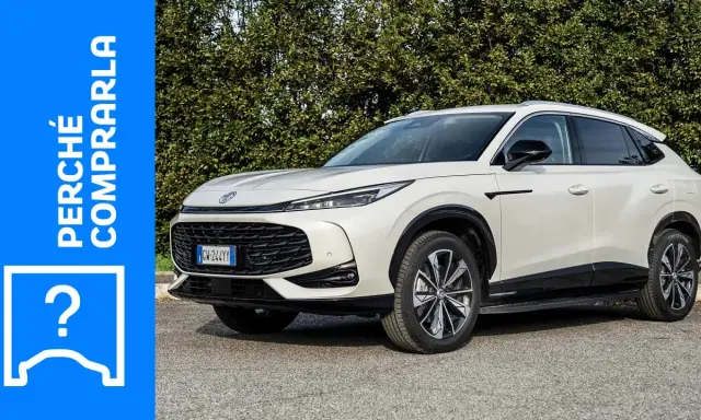 Un SUV bianco moderno, pronto per le mg auto recensioni. La scritta "Perché comprarla" e un punto interrogativo blu sul lato sinistro invitano a scoprire di più.