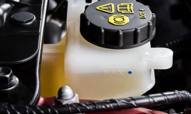 Serbatoio liquido freni auto, pronto per il cambio olio freni. Livello MAX visibile.
