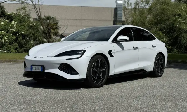 BYD Seal, un'auto elettrica dal design moderno, pronta a dimostrare la sua eccezionale autonomia.