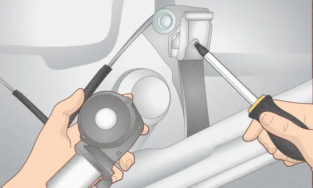 Mani che smontano un motorino del finestrino elettrico, un cacciavite che svita una vite. Guida per capire come alzare manualmente finestrino elettrico.