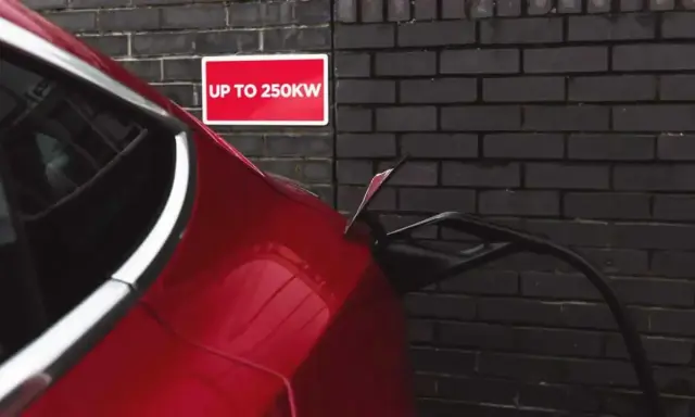 Rosso Tesla in carica rapida, fino a 250kW. Il tempo ricarica Tesla è ridotto grazie a questa potenza.