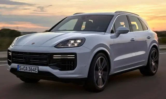 Porsche Cayenne, un SUV potente come cento cavalli, sfreccia al tramonto.