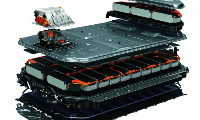 Dettaglio esploso di un pacco batterie per veicoli elettrici, mostrando la disposizione dei moduli e dei componenti interni. Queste batterie allo stato solido promettono maggiore sicurezza ed efficienza.