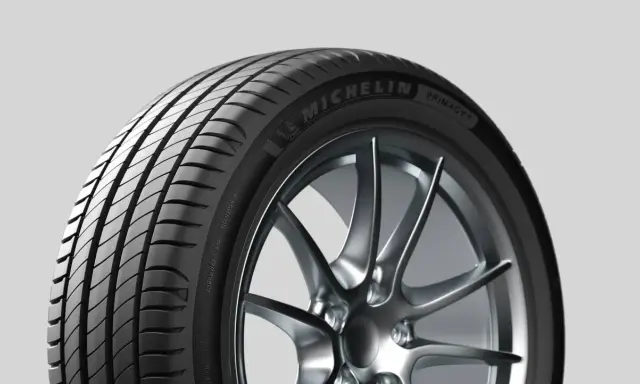 Pneumatico Michelin Primacy 4, con cerchio sportivo. Nessun difetto visibile, solo prestazioni.