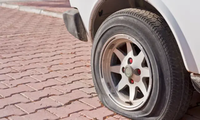 Gomma a terra sul pavé. Impara come smontare una gomma dal cerchio per risolvere il problema.