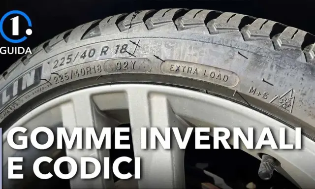 Dettagli sul fianco di un pneumatico: dimensioni 225/40R18, indice di carico 92Y, "Extra Load" e simboli M+S. Guida ai codici gomme 4 stagioni.