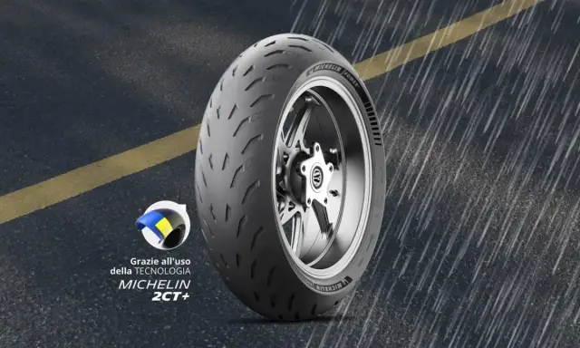 Pneumatico Michelin Power 2CT+ su strada bagnata, per le migliori gomme su bagnato.