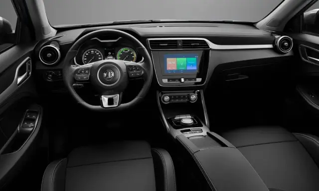 Interni dell'MG ZS: volante multifunzione, cruscotto digitale, schermo touchscreen centrale e sedili in pelle nera.