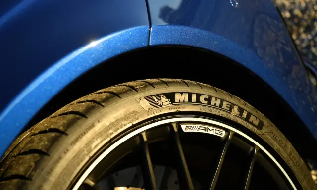 Gomme Michelin Pilot Sport su cerchio AMG di un'auto blu scintillante.