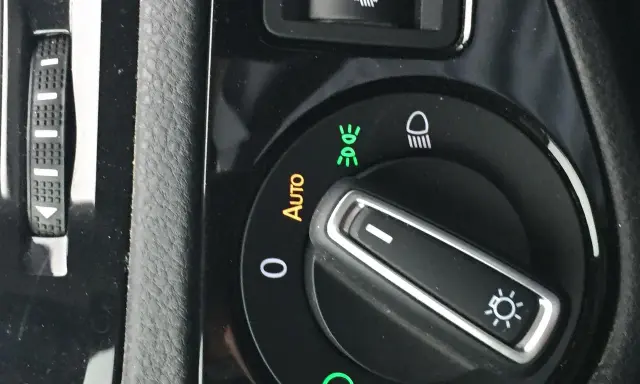 Manopola luci auto con simbolo fendinebbia anteriore illuminato.