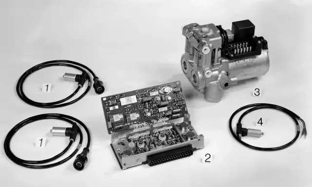 Componenti di un sistema ABS per auto: sensori ruota (1), centralina elettronica (2), attuatore idraulico (3) e cavo (4).
