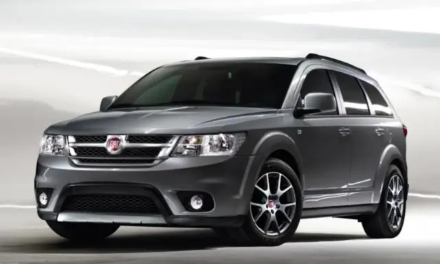 Fiat Freemont grigio metallizzato, un SUV spazioso. Alcuni proprietari segnalano fiat freemont difetti comuni, ma l'estetica rimane accattivante.