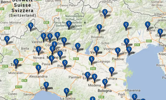 Mappa con segnaposto blu a forma di fulmine che indicano la posizione di colonnine elettriche in autostrada tra Svizzera e Italia.