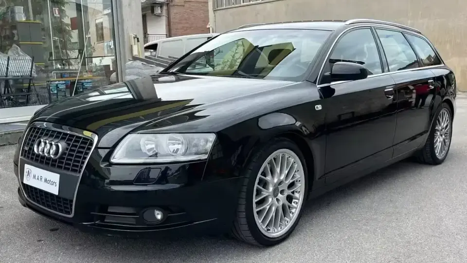 Audi A6 C6 Avant nera, elegante e sportiva, con cerchi in lega argentati.