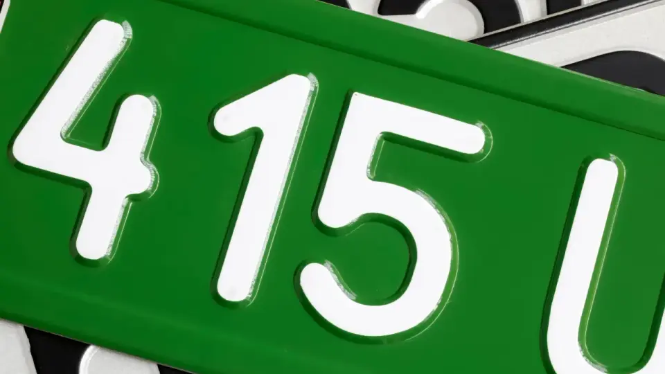 Targa verde paese con numeri bianchi 415U.