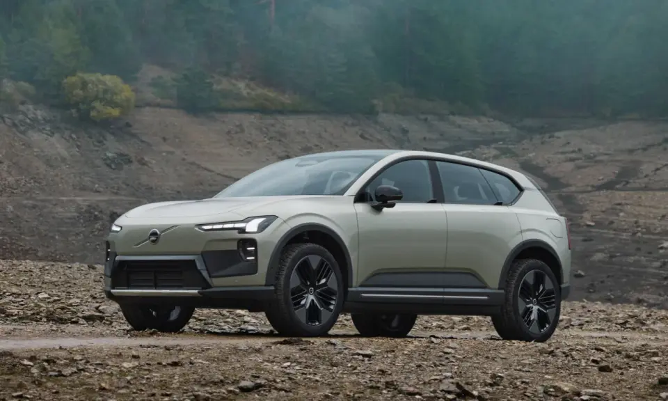 Volvo EX90, un SUV elettrico elegante, si avventura su un terreno roccioso e fangoso, pronto per l'esplorazione.