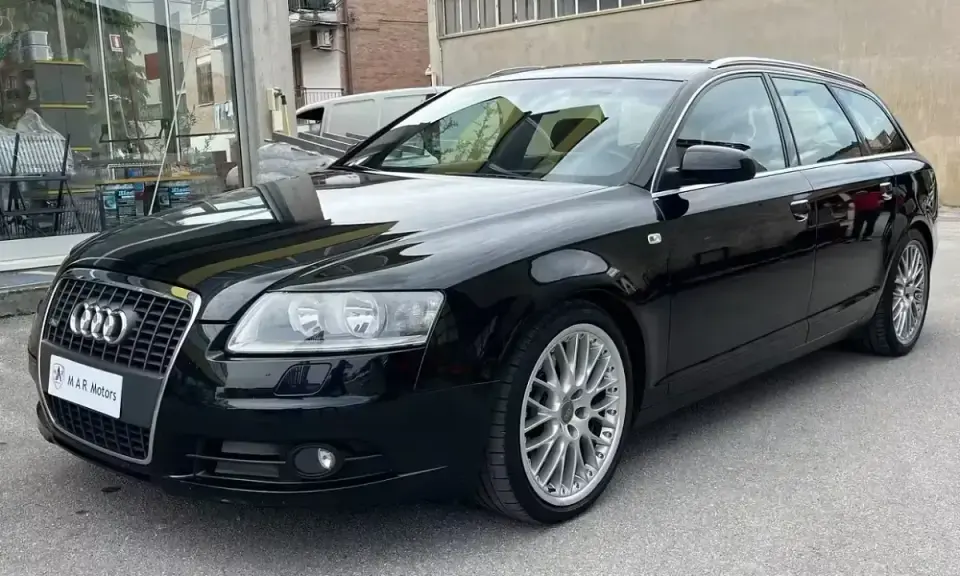 Audi A6 C6 Avant nera, elegante e sportiva, con cerchi in lega argentati.