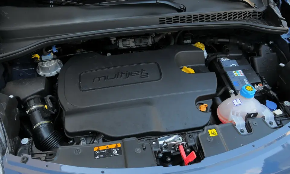 Motore MultiJet di un'auto compatibile con biodiesel. Componenti visibili: batteria, filtro aria, serbatoio liquido raffreddamento.