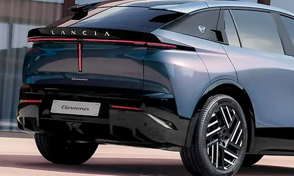 La Lancia Gamma 2026, un'auto dal design futuristico, mostra il suo posteriore elegante con luci a LED e il logo Lancia.