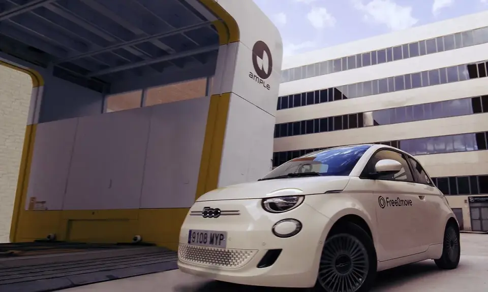 Fiat 500 elettrica pronta per la ricarica rapida alla stazione Ample. La sua batteria è il cuore pulsante della mobilità sostenibile.