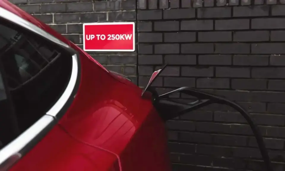 Rosso Tesla in carica rapida, fino a 250kW. Il tempo ricarica Tesla è ridotto grazie a questa potenza.