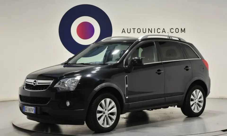 Opel Antara nera, un SUV spazioso. Non si notano particolari difetti evidenti in questa immagine.