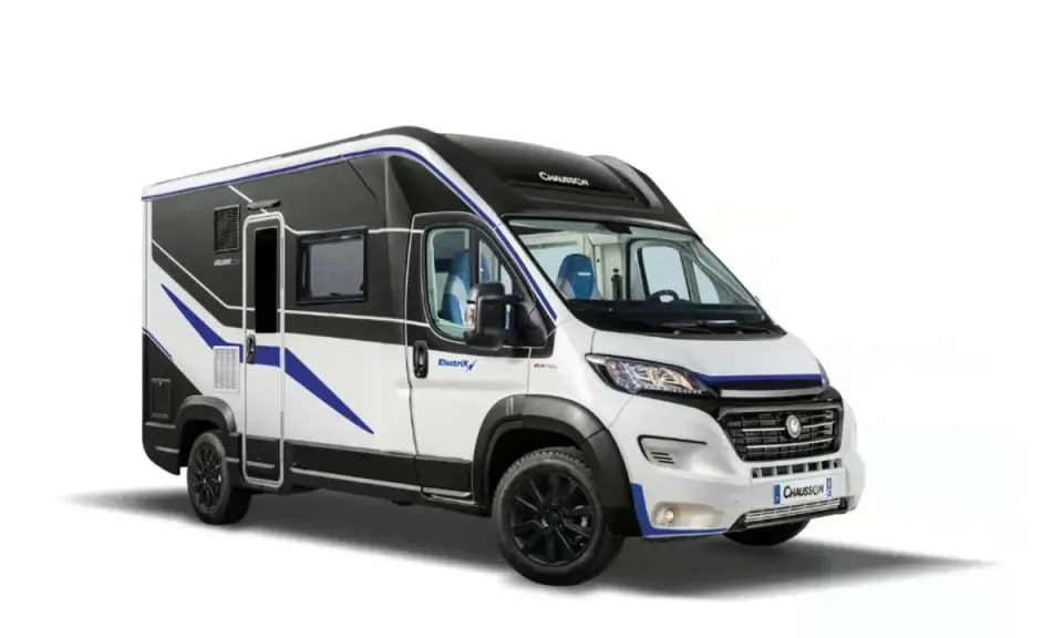 Camper elettrico bianco e nero con dettagli blu, pronto per avventure ecologiche.