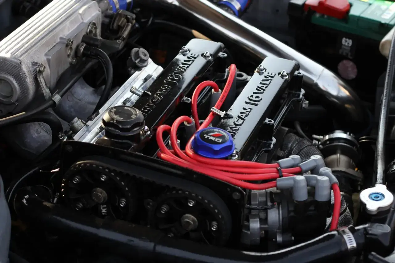 Motore elaborato con coperchio valvole "16 VALVE", candele rosse e pulegge. Un aggiornamento centralina auto potrebbe ottimizzare queste prestazioni.