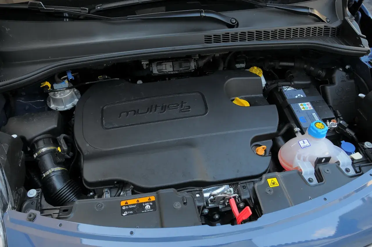 Motore MultiJet di un'auto compatibile con biodiesel. Componenti visibili: batteria, filtro aria, serbatoio liquido raffreddamento.