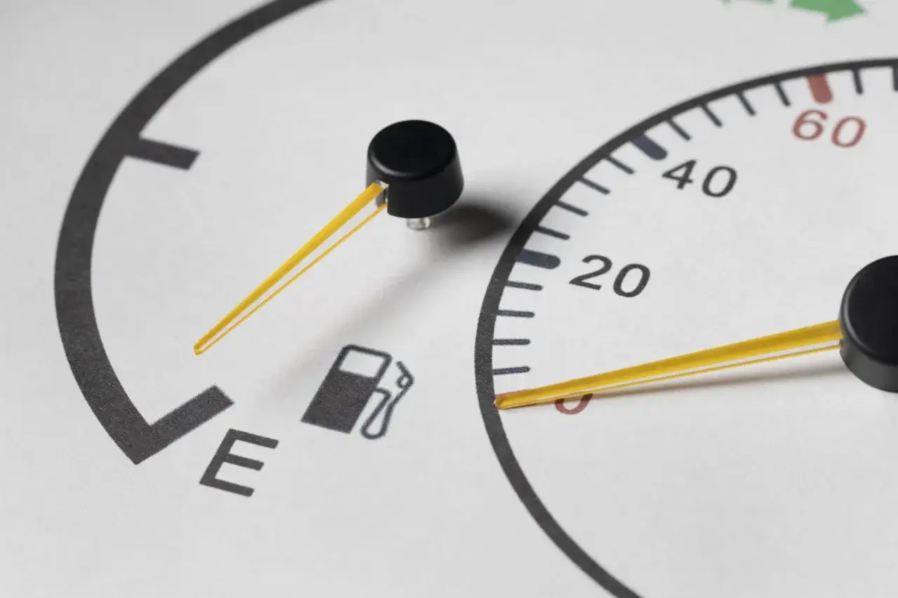 Indicatore di benzina esaurita, con la lancetta sull'E. La spia del serbatoio vuoto è accesa.