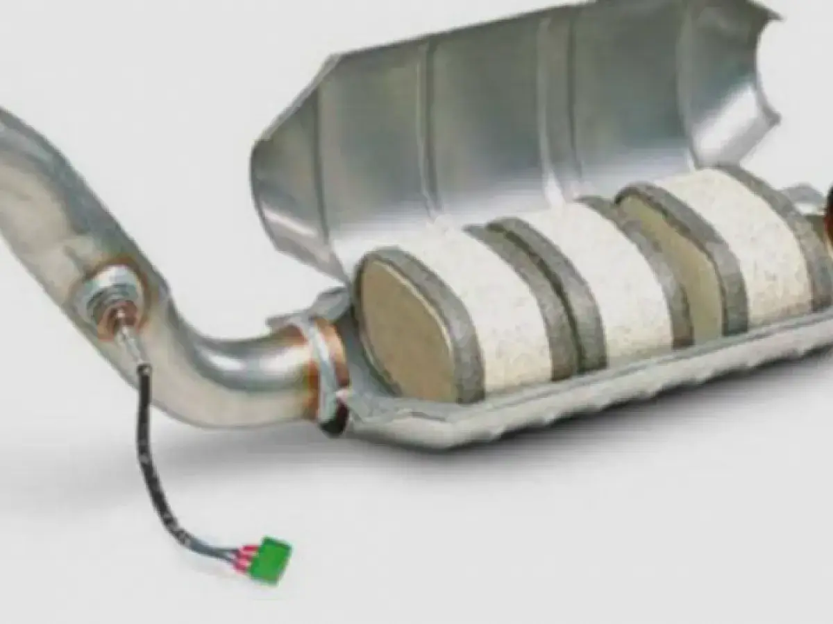 Sezione di un catalizzatore auto aperto, mostrando i suoi elementi interni in ceramica e metallo.