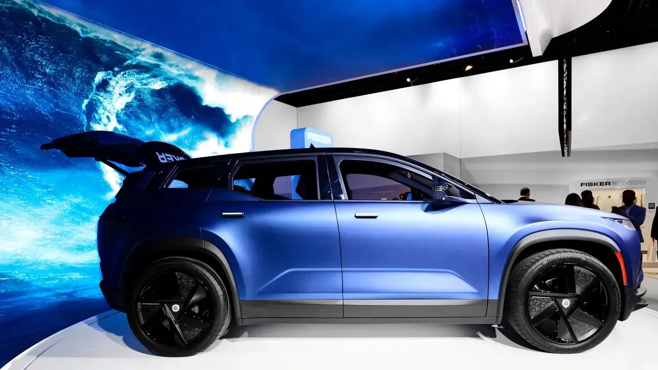 Blu Fisker Ocean, un'auto elettrica che spera di evitare il flop. Sfondo con onde digitali.