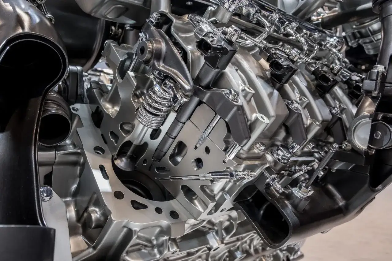 Sezione di un motore con iniettori e valvole in primo piano. Il dci significato è la tecnologia di iniezione diretta common rail.