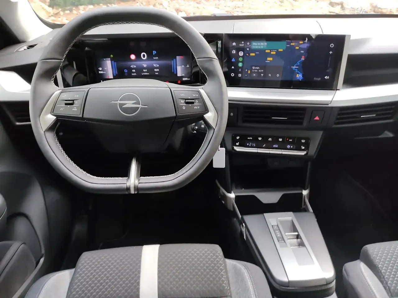 Interni moderni di un'Opel, con volante, cruscotto digitale e schermo touchscreen. Il prezzo dell'Opel Frontera è un ottimo affare per questa tecnologia.