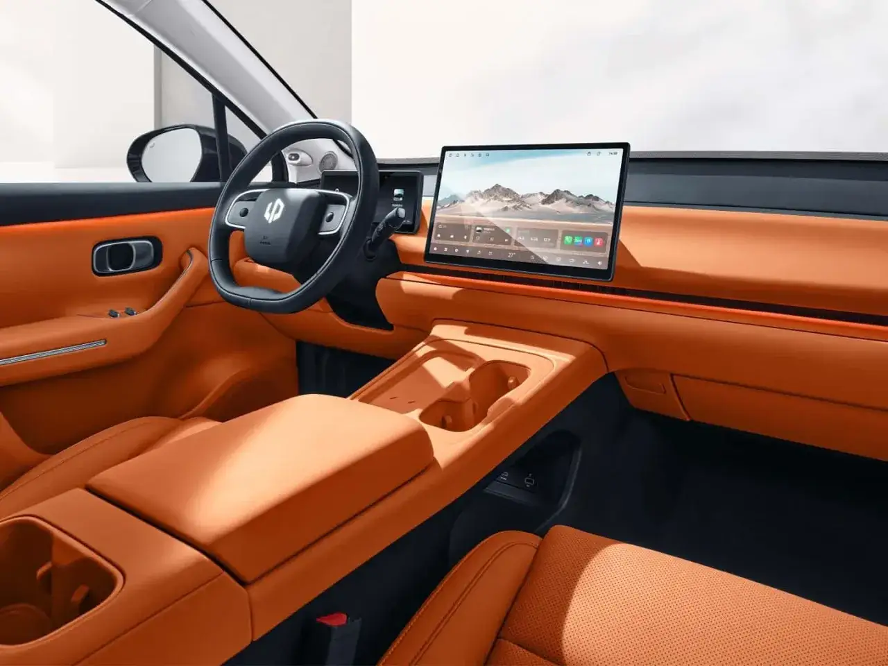 Interni eleganti e moderni della Leapmotor C10, con sedili in pelle arancione, un grande schermo centrale e un volante sportivo.