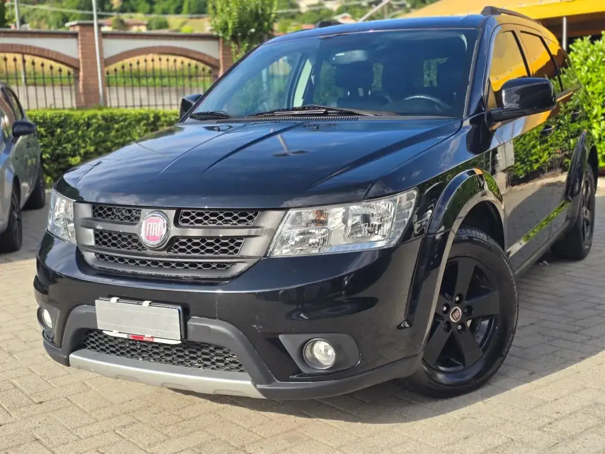 Fiat Freemont nero lucido, con cerchi in lega neri. Un'auto spaziosa, ma alcuni proprietari segnalano fiat freemont difetti comuni.