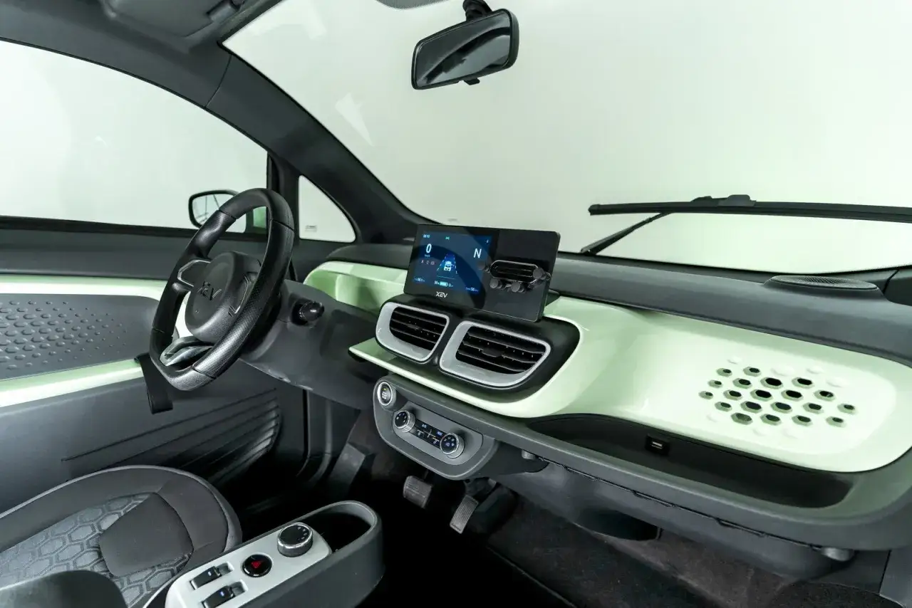 Interno di un'auto elettrica con cruscotto moderno e schermo digitale. Il yoyo macchina &egrave; pronto per raggiungere la velocit&agrave; massima.