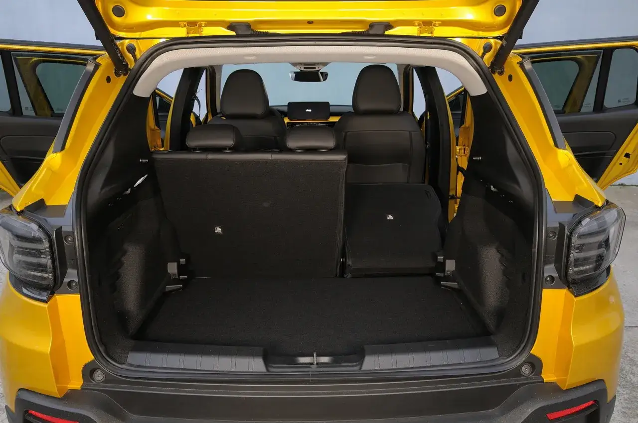 Bagagliaio Jeep Avenger, spazio limitato per chi cerca recensioni negative. Sedili posteriori abbassati.