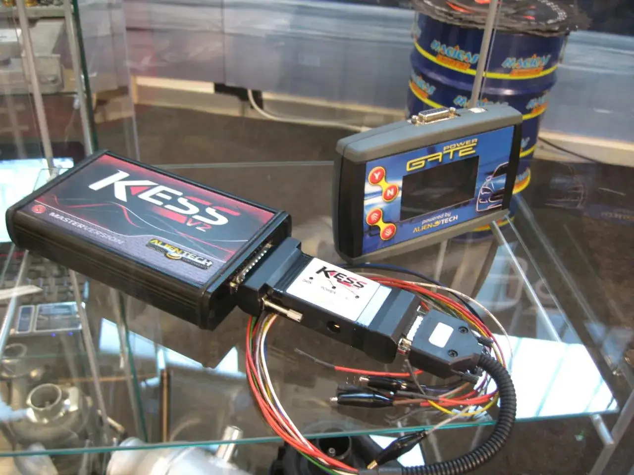 Strumenti per l'aggiornamento centralina auto: Kess V2 e Power Gate di Alientech, pronti per ottimizzare le prestazioni.