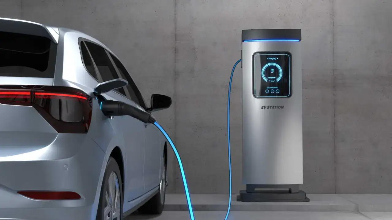Auto elettrica in carica presso una colonnina. Valutare il costo colonnina ricarica per la tua mobilità sostenibile.