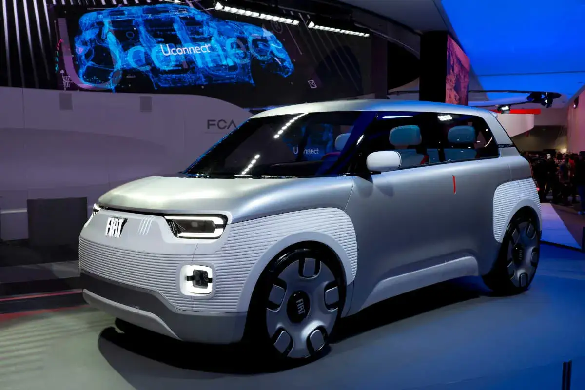 Concept car Fiat Panda Elettra, un'icona di stile e tecnologia, con un design futuristico e interni minimalisti.