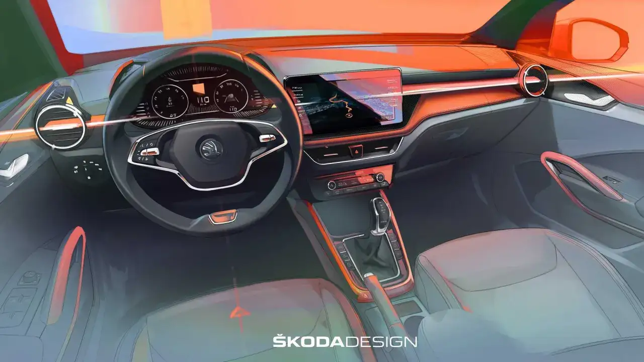 Interni moderni della Skoda Fabia 2026: volante multifunzione, ampio display centrale con navigazione, bocchette d'aria stilizzate e dettagli arancioni.