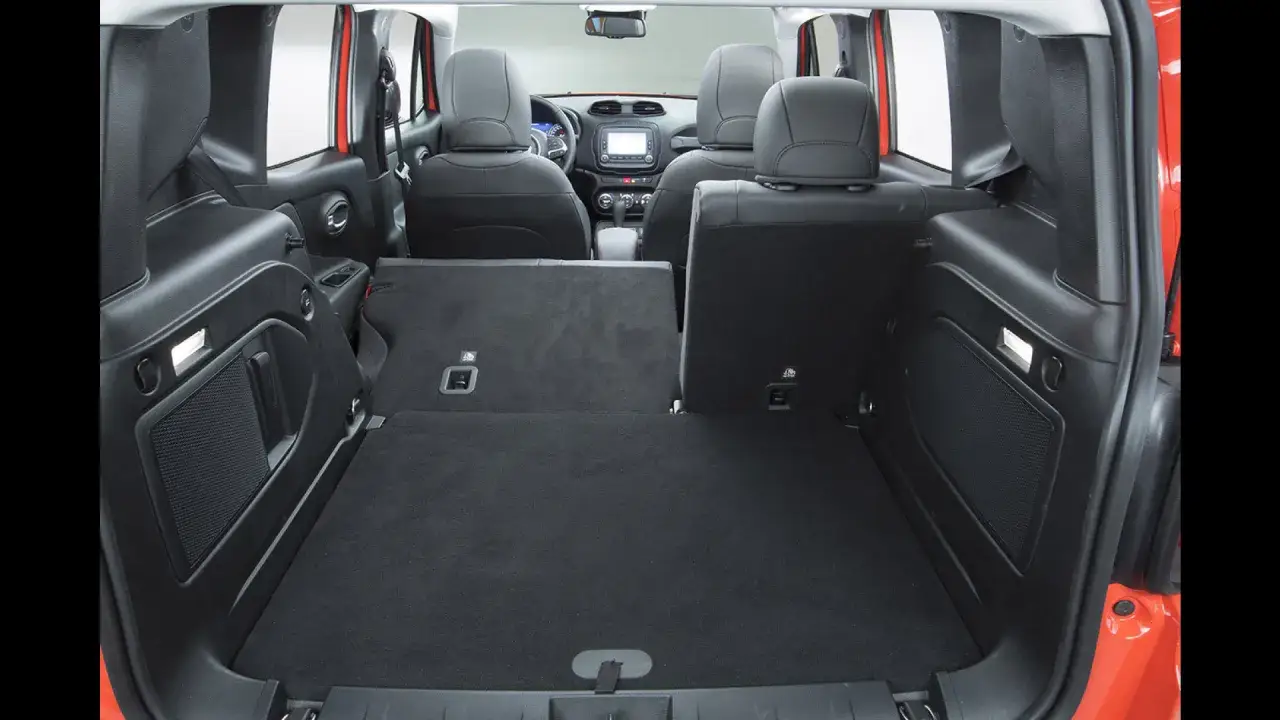 Interno del Jeep Renegade con sedili posteriori abbassati, che mostra l'ampio spazio di carico. Le dimensioni del bagagliaio sono ideali per viaggi e avventure.
